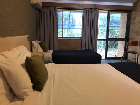 Bribie Island Hotel - Australian Directory 19