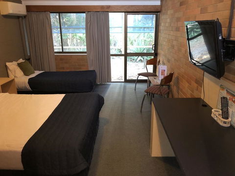 Bribie Island Hotel - Australian Directory 21