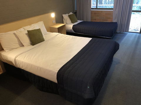 Bribie Island Hotel - Australian Directory 1