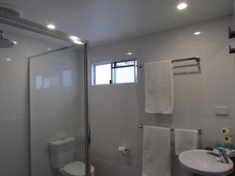 Alex Beach Cabins And Tourist Park - Australian Directory 1