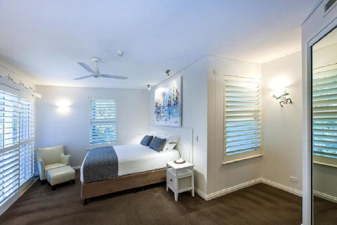 Emerald Noosa - Australian Directory 13