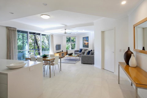 Emerald Noosa - Australian Directory 23
