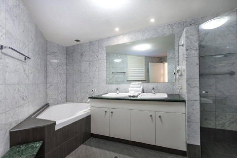 Emerald Noosa - Australian Directory 10