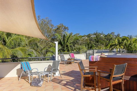 Emerald Noosa - Australian Directory 18