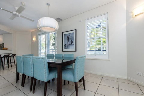 Emerald Noosa - Australian Directory 17