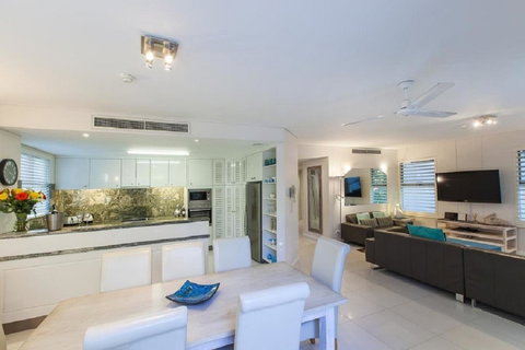 Emerald Noosa - Australian Directory 9