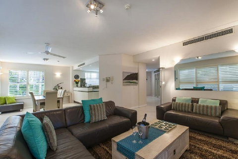 Emerald Noosa - Australian Directory 14