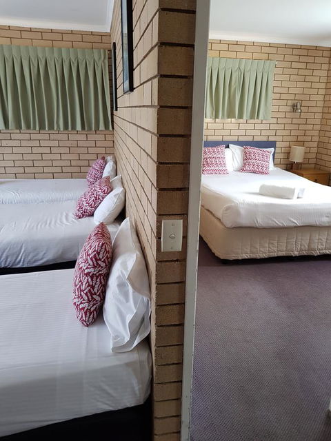 Twin Pines Motel - Australian Directory 7
