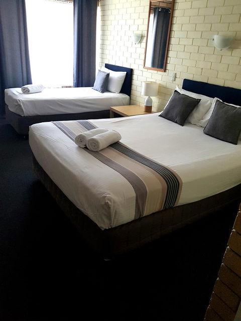 Twin Pines Motel - Australian Directory 3
