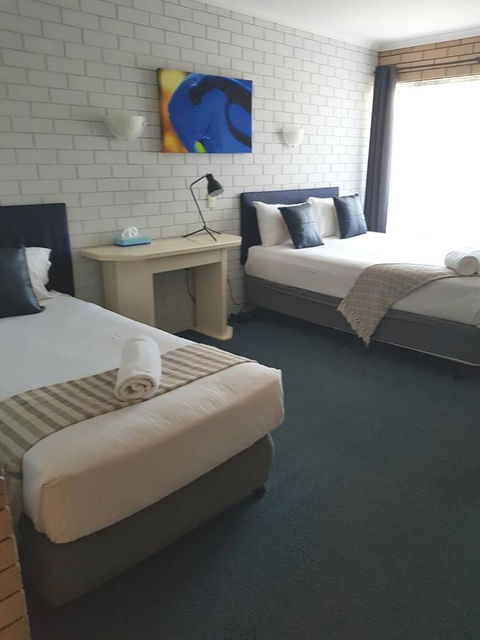 Twin Pines Motel - Australian Directory 13