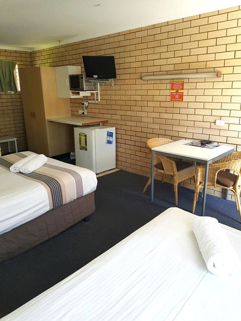 Twin Pines Motel - Australian Directory 2