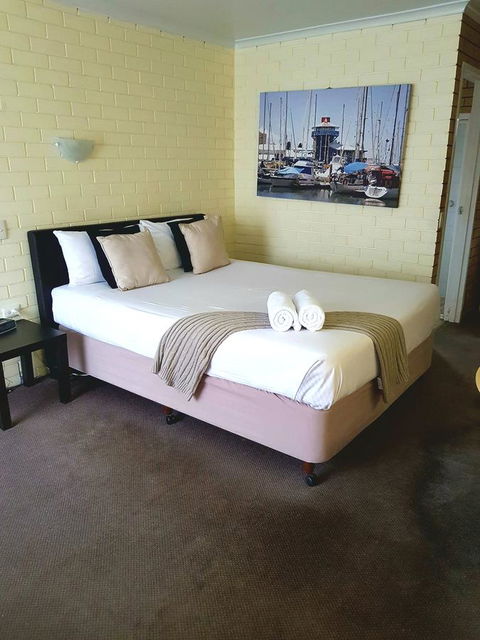 Twin Pines Motel - Australian Directory 20