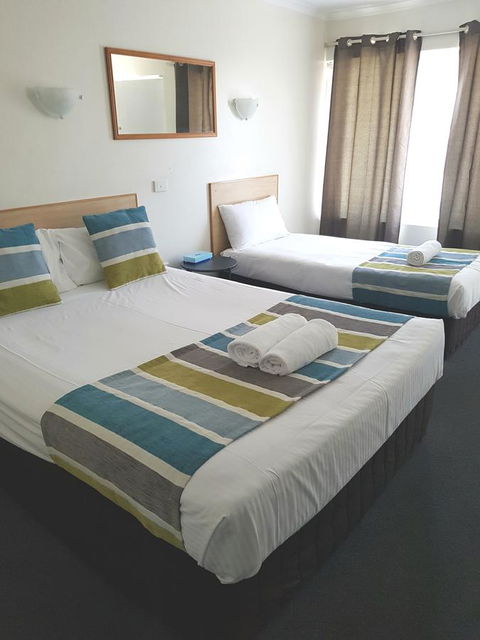 Twin Pines Motel - Australian Directory 11