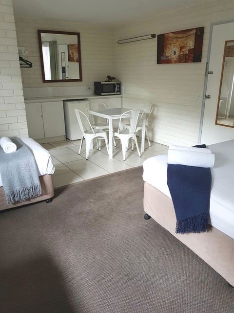 Twin Pines Motel - Australian Directory 8