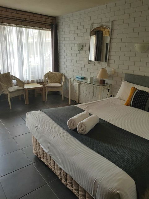 Twin Pines Motel - Australian Directory 17