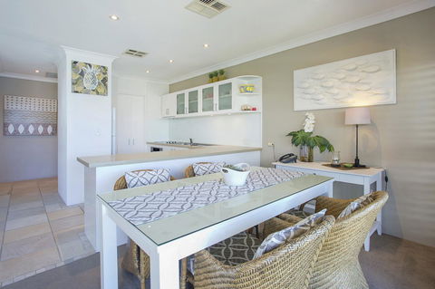 Noosa Shores Resort - Australian Directory 24