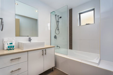 Redvue Holiday Apartments - Australian Directory 12