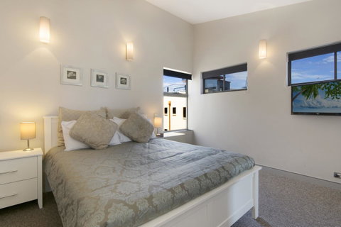 Redvue Holiday Apartments - Australian Directory 32