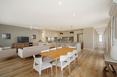 Jacaranda Noosa - Australian Directory 17