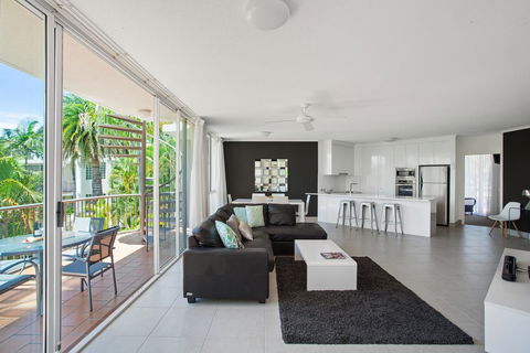 Noosa Tropicana - Australian Directory 10
