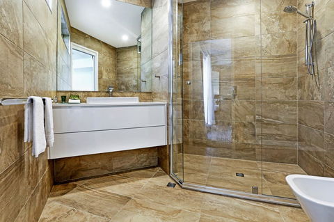 Noosa Tropicana - Australian Directory 28