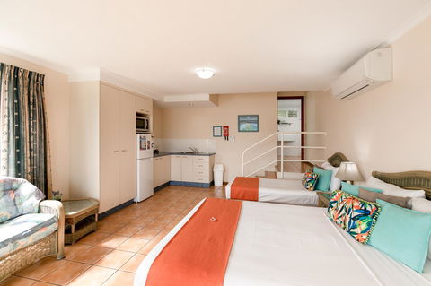 Sunlit Waters Studio Apartments - Australian Directory 41