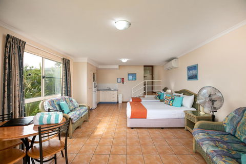 Sunlit Waters Studio Apartments - Australian Directory 42