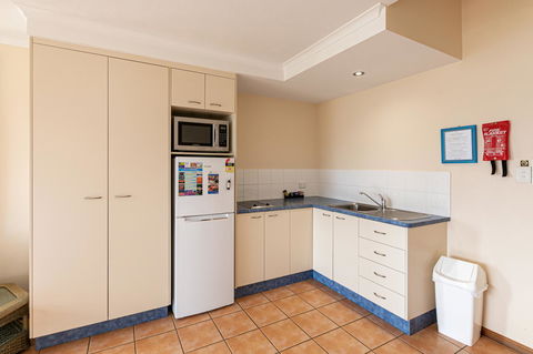Sunlit Waters Studio Apartments - Australian Directory 40