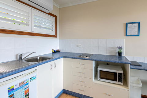 Sunlit Waters Studio Apartments - Australian Directory 12