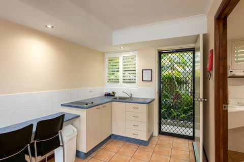 Sunlit Waters Studio Apartments - Australian Directory 27