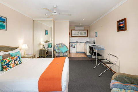 Sunlit Waters Studio Apartments - Australian Directory 14