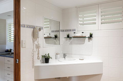 Sunlit Waters Studio Apartments - Australian Directory 26
