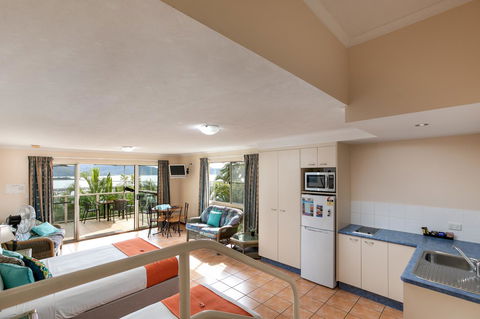 Sunlit Waters Studio Apartments - Australian Directory 38