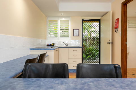 Sunlit Waters Studio Apartments - Australian Directory 28