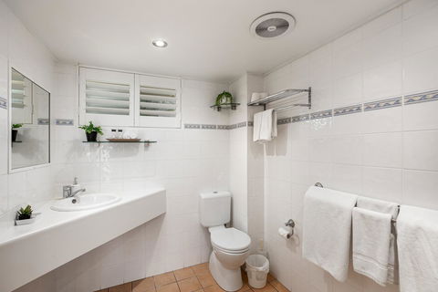 Sunlit Waters Studio Apartments - Australian Directory 36