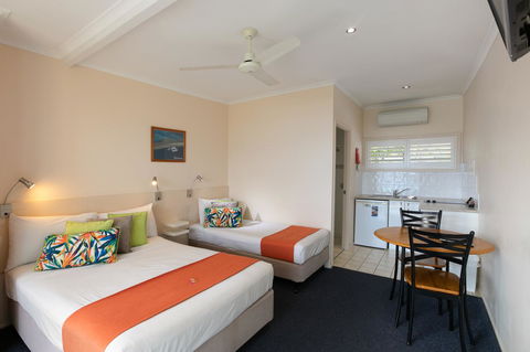 Sunlit Waters Studio Apartments - Australian Directory 21