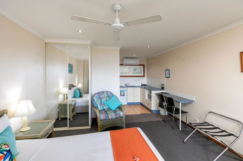 Sunlit Waters Studio Apartments - Australian Directory 13