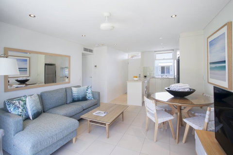 Maison Noosa - Australian Directory 13