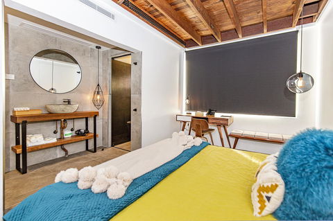 The Pink Hotel Coolangatta - Australian Directory 19