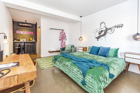 The Pink Hotel Coolangatta - Australian Directory 27