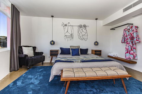 The Pink Hotel Coolangatta - Australian Directory 10