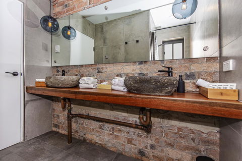 The Pink Hotel Coolangatta - Australian Directory 9