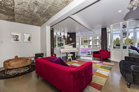 The Pink Hotel Coolangatta - Australian Directory 7