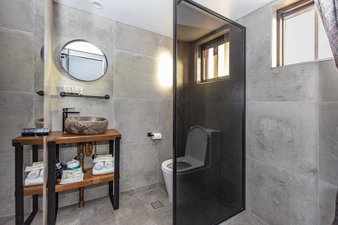 The Pink Hotel Coolangatta - Australian Directory 14