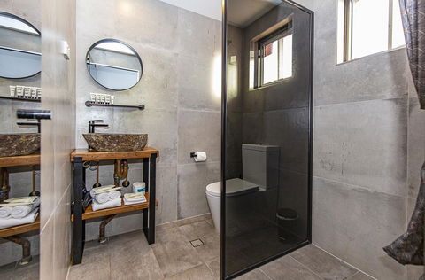 The Pink Hotel Coolangatta - Australian Directory 22