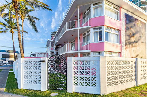 The Pink Hotel Coolangatta - Australian Directory 1