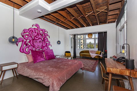 The Pink Hotel Coolangatta - Australian Directory 33