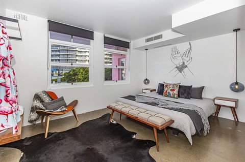 The Pink Hotel Coolangatta - Australian Directory 11