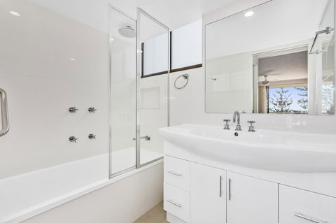Columbia Beachfront Apartments On Rainbow Bay - Australian Directory 24