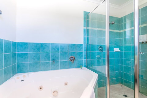 At The Sound Noosa Motel - Australian Directory 36